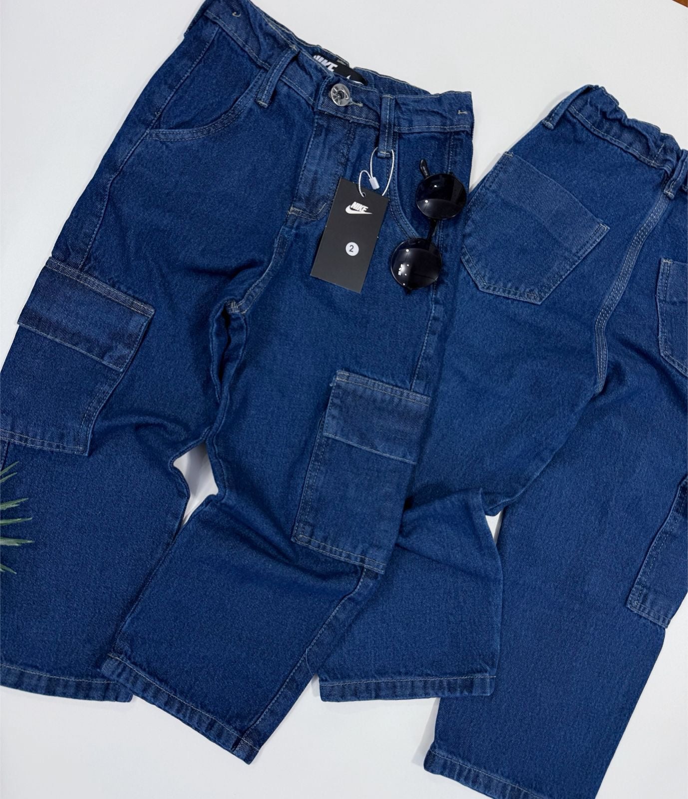 Calça jeans larguinha com bolso cargo - Nike