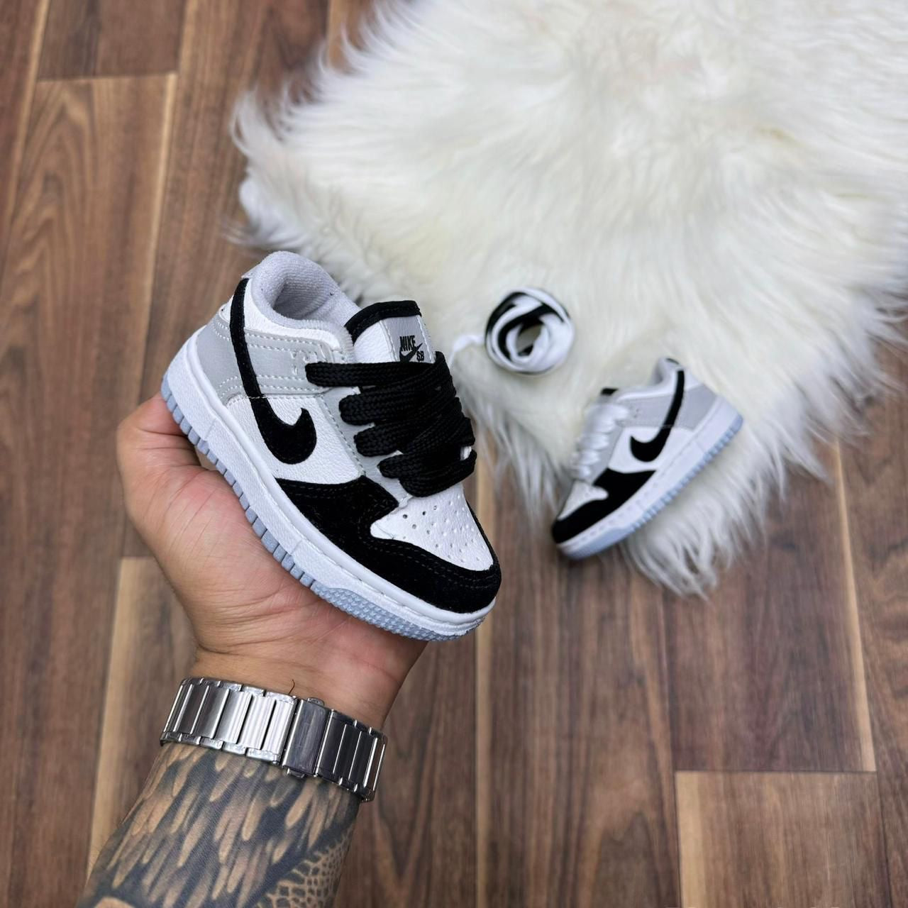 Tênis Nike preto com cinza e branco baby
