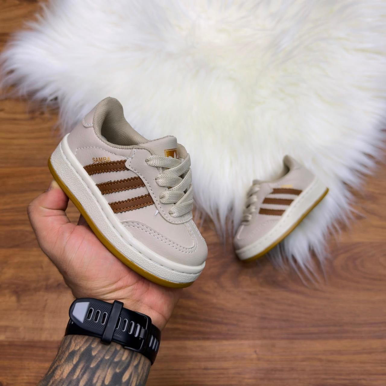 Tênis Adidas bege com marrom (21 ao 25)