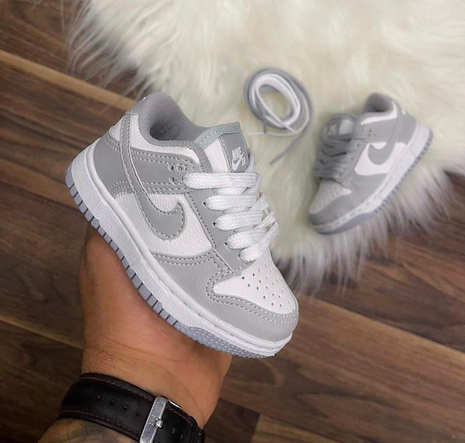 Tênis Nike dunk branco com cinza