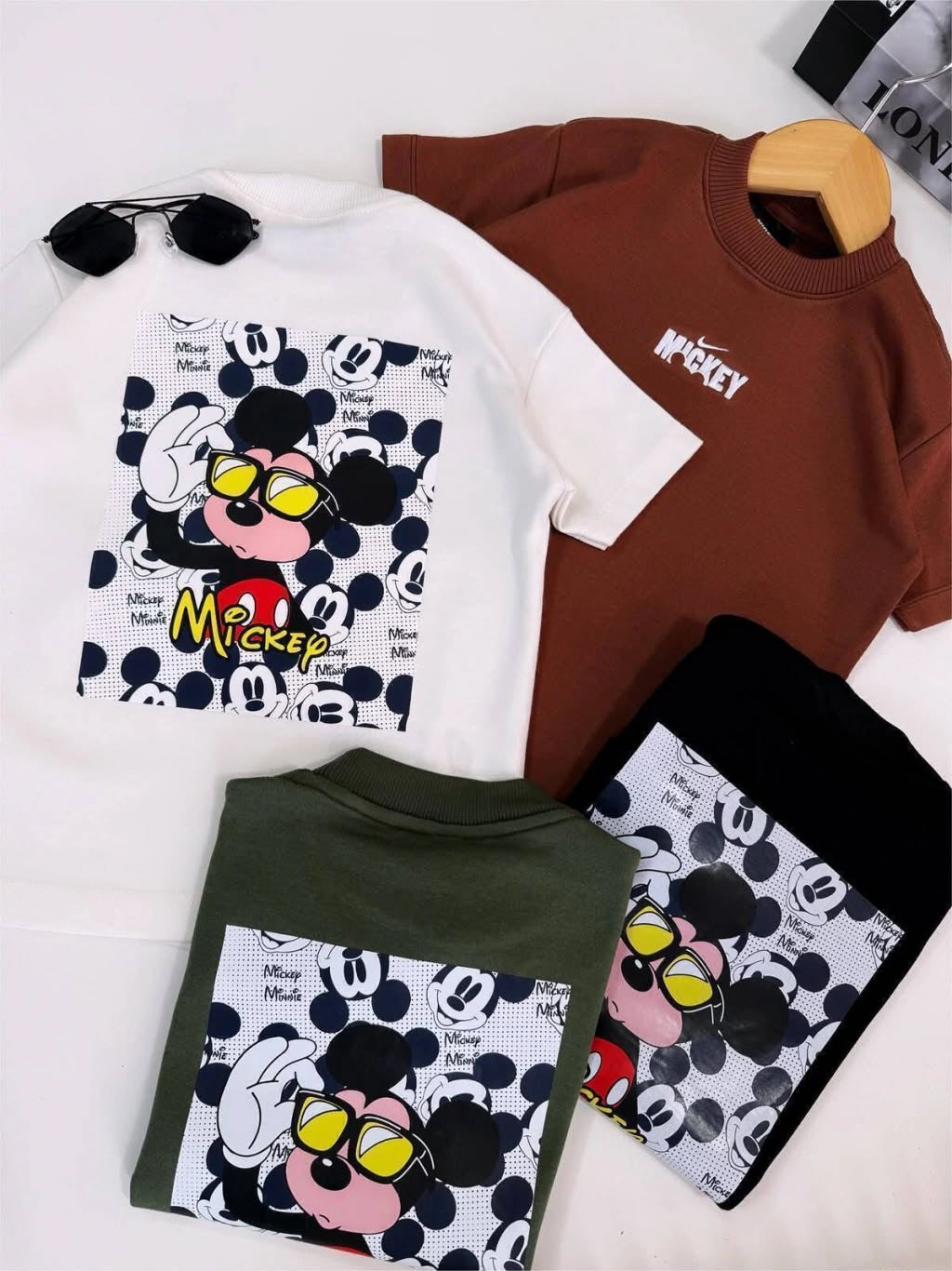 Camiseta suedine bordada na frente e estampada nas costas - Mickey x Nike