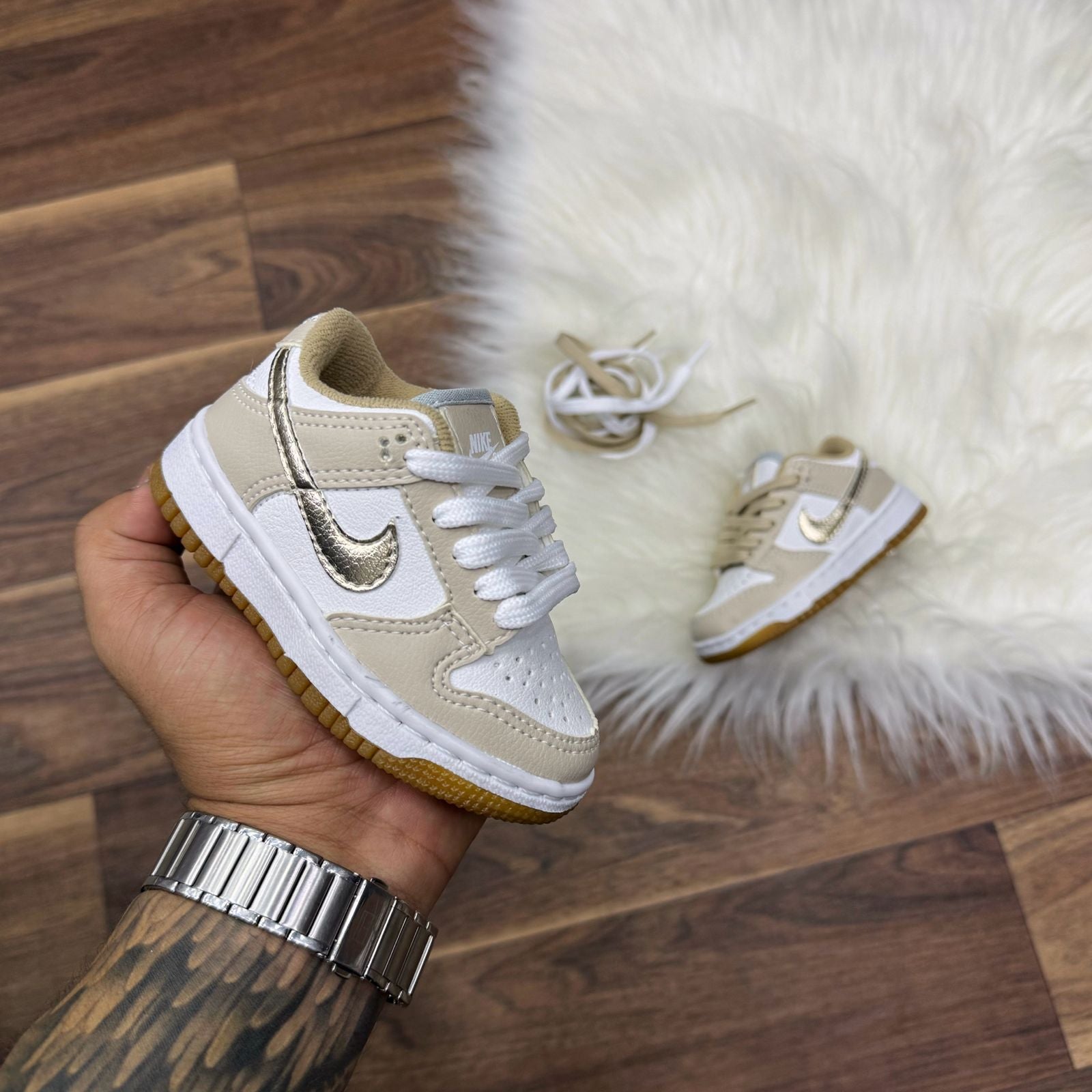 Tênis Nike dunk branco com bege e dourado (21 ao 25)