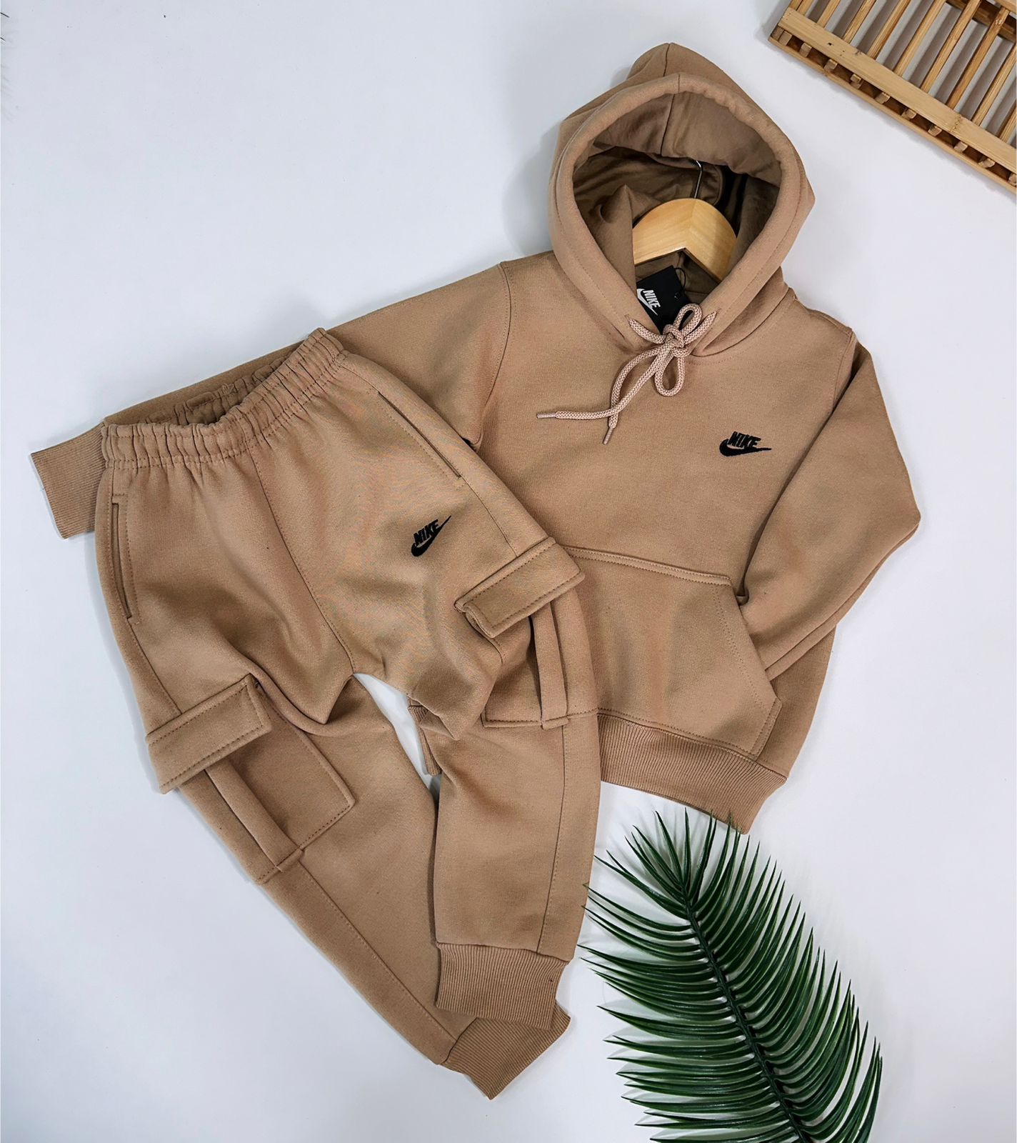 Conjunto de moletom três cabos com bolso cargo e detalhe bordado - Nike