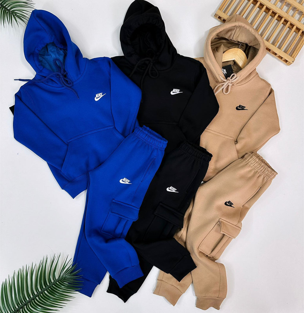 Conjunto de moletom três cabos com bolso cargo e detalhe bordado - Nike