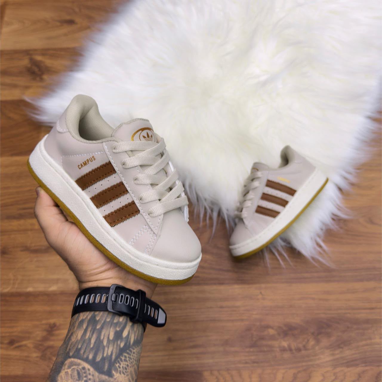 Tênis Adidas bege com marrom (21 ao 25)