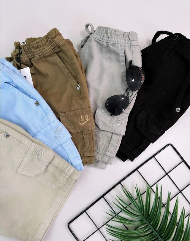 Bermuda sarja bordada com cordão e bolso cargo - Nike