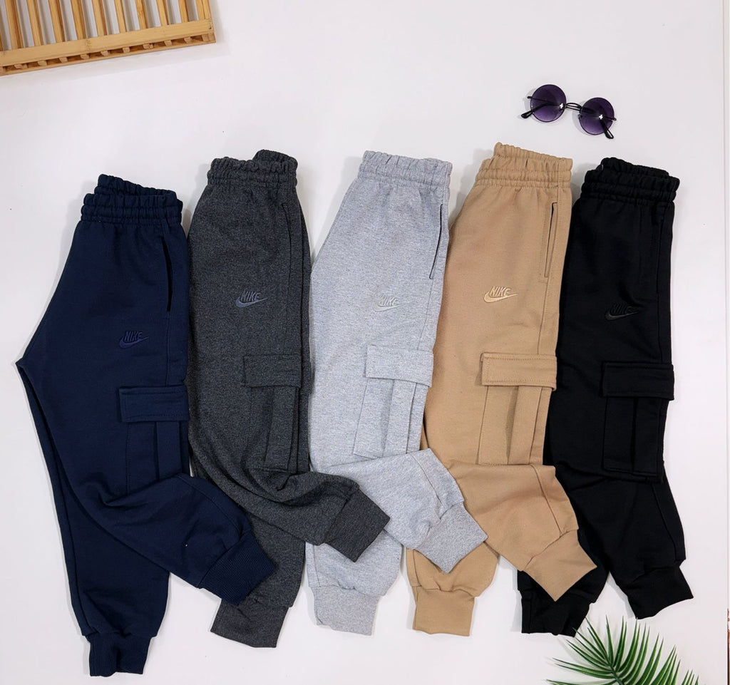 Calça de moletinho com detalhe bordado e bolso cargo - Nike
