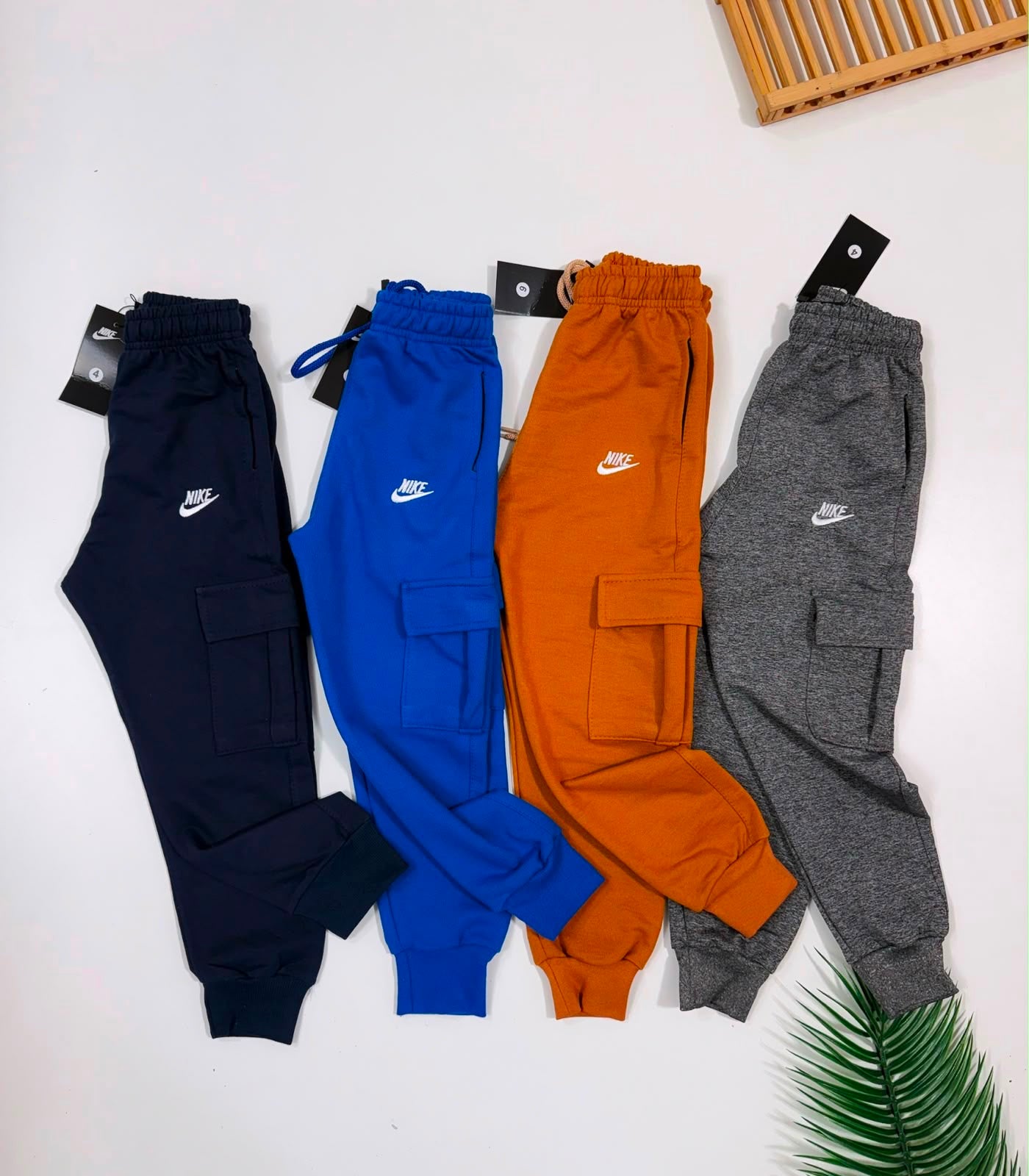 Calça de moletinho bordada com bolso cargo - Nike