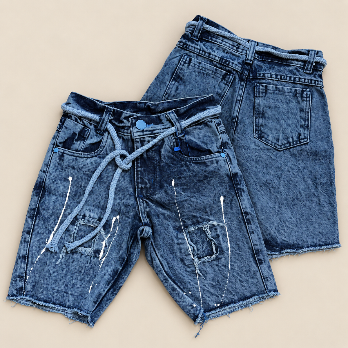 Bermuda Jeans Marmorizada Destroyed com Cordão
