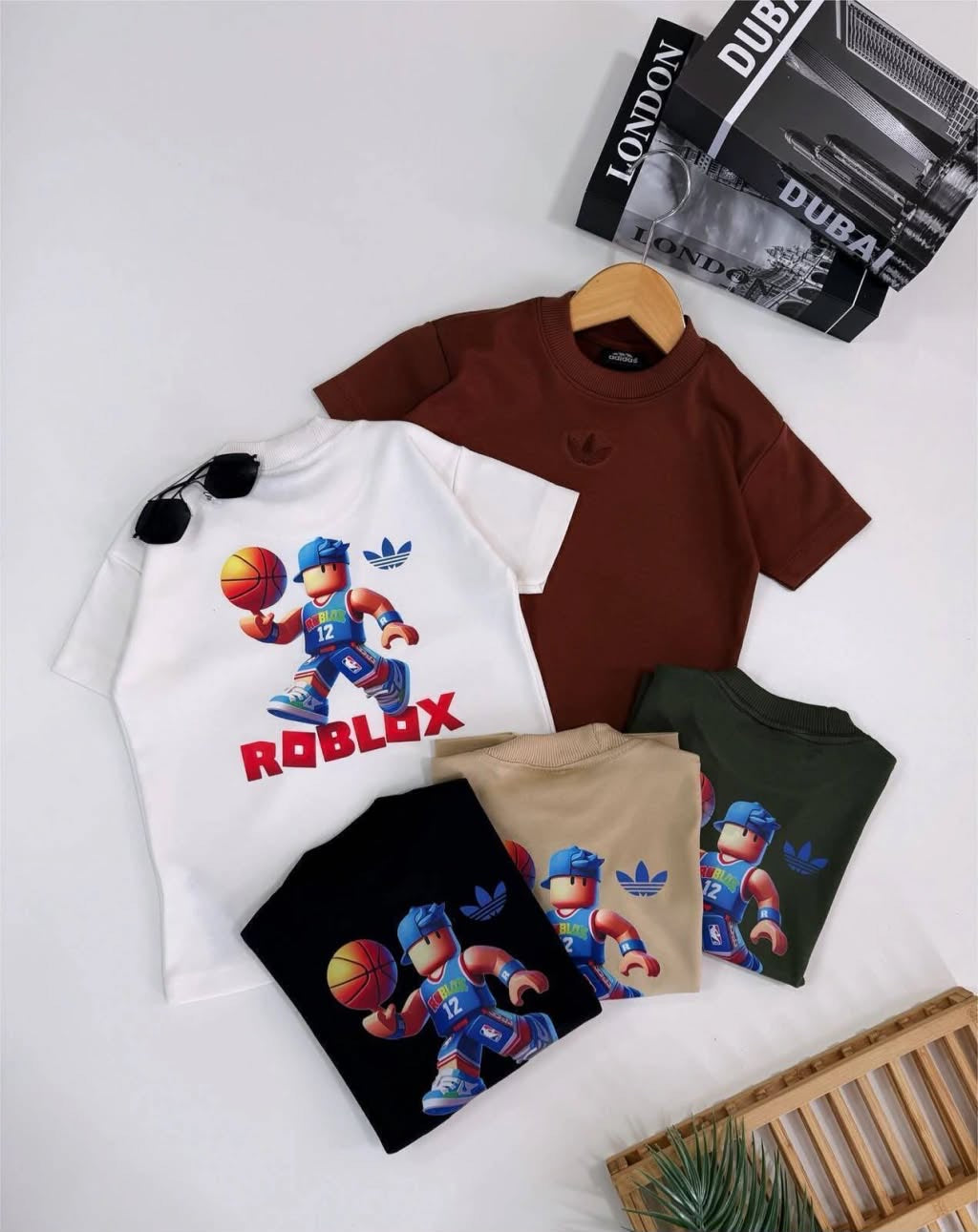 Camiseta suedine bordada na frente e estampada nas costas - Roblox