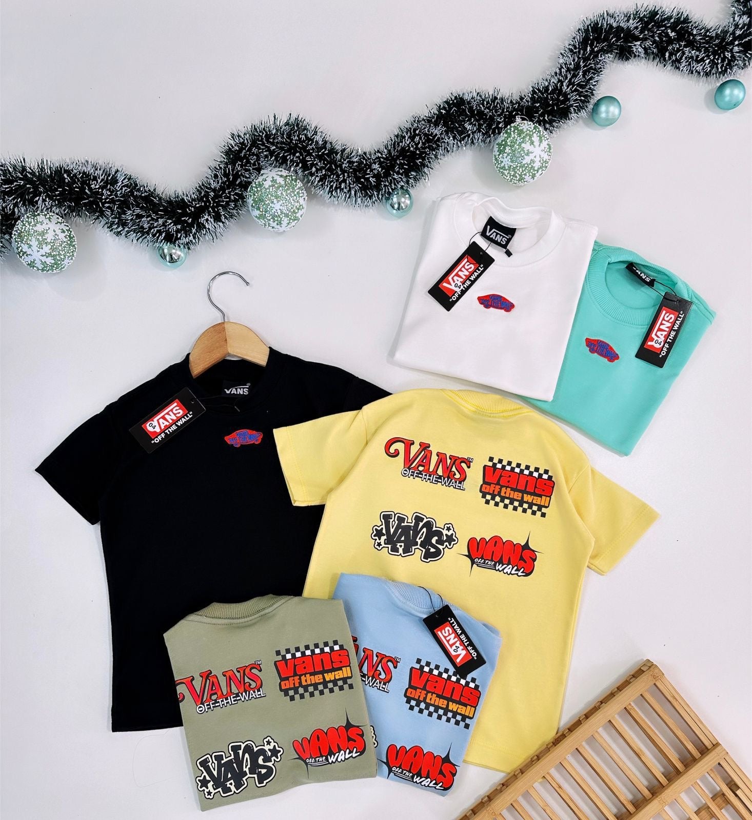 Camiseta suedine bordada na frente e estampada nas costas - Vans