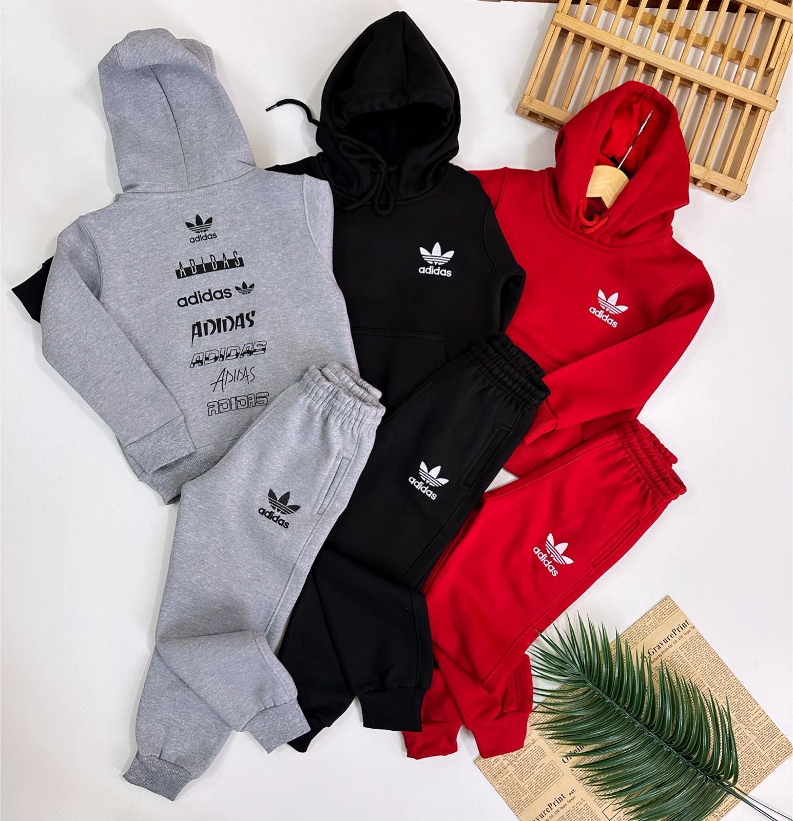 Conjunto de moletom três cabos bordado na frente e estampado nas costas - Adidas