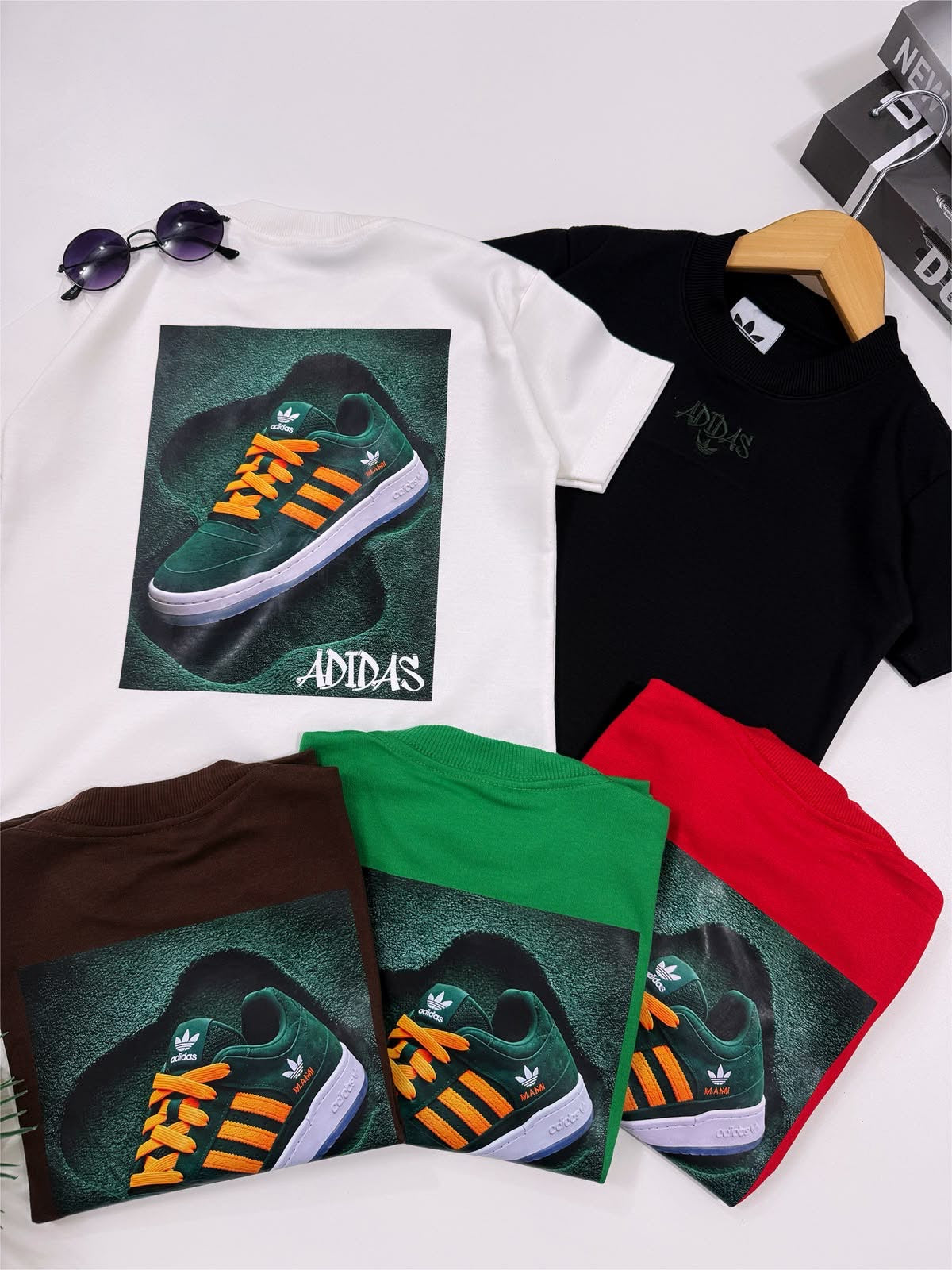 Camiseta suedine bordada na frente e estampada nas costas - Adidas