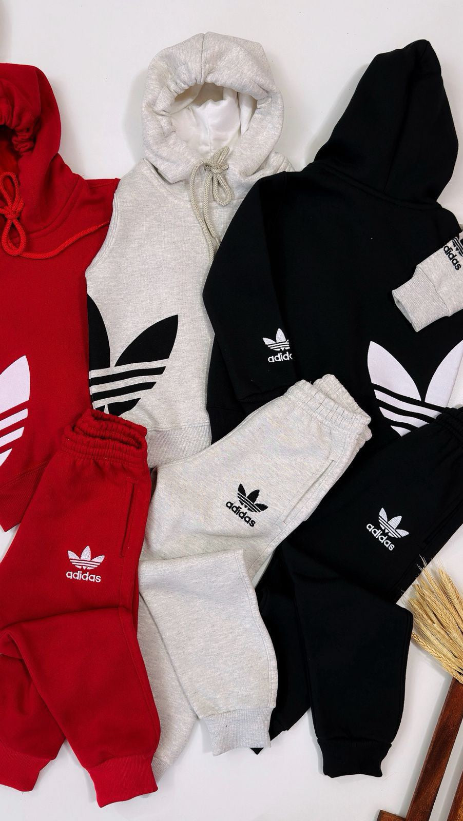 Conjunto de moletom 3 cabos com detalhes estampados e bordados - Adidas
