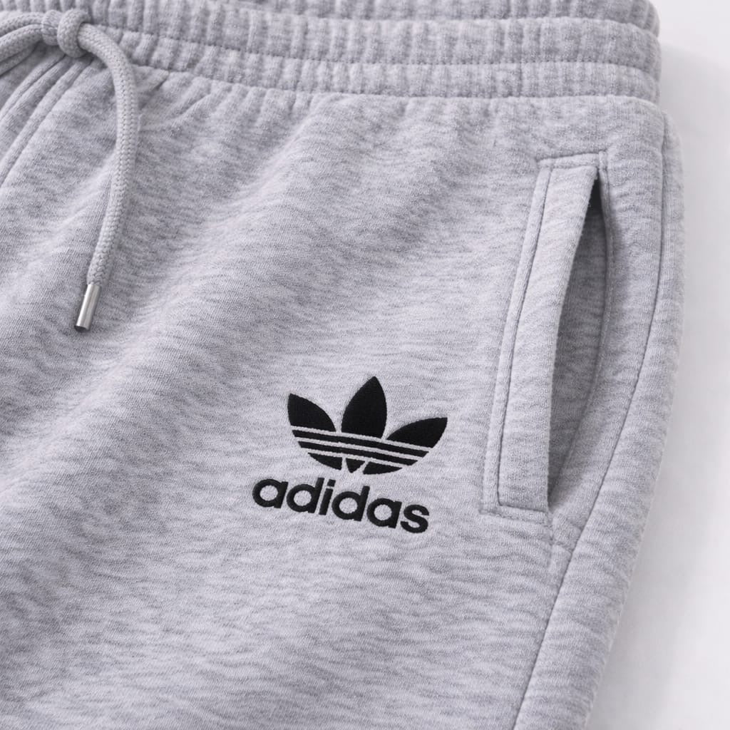 Conjunto de moletom três cabos bordado na frente e estampado nas costas - Adidas