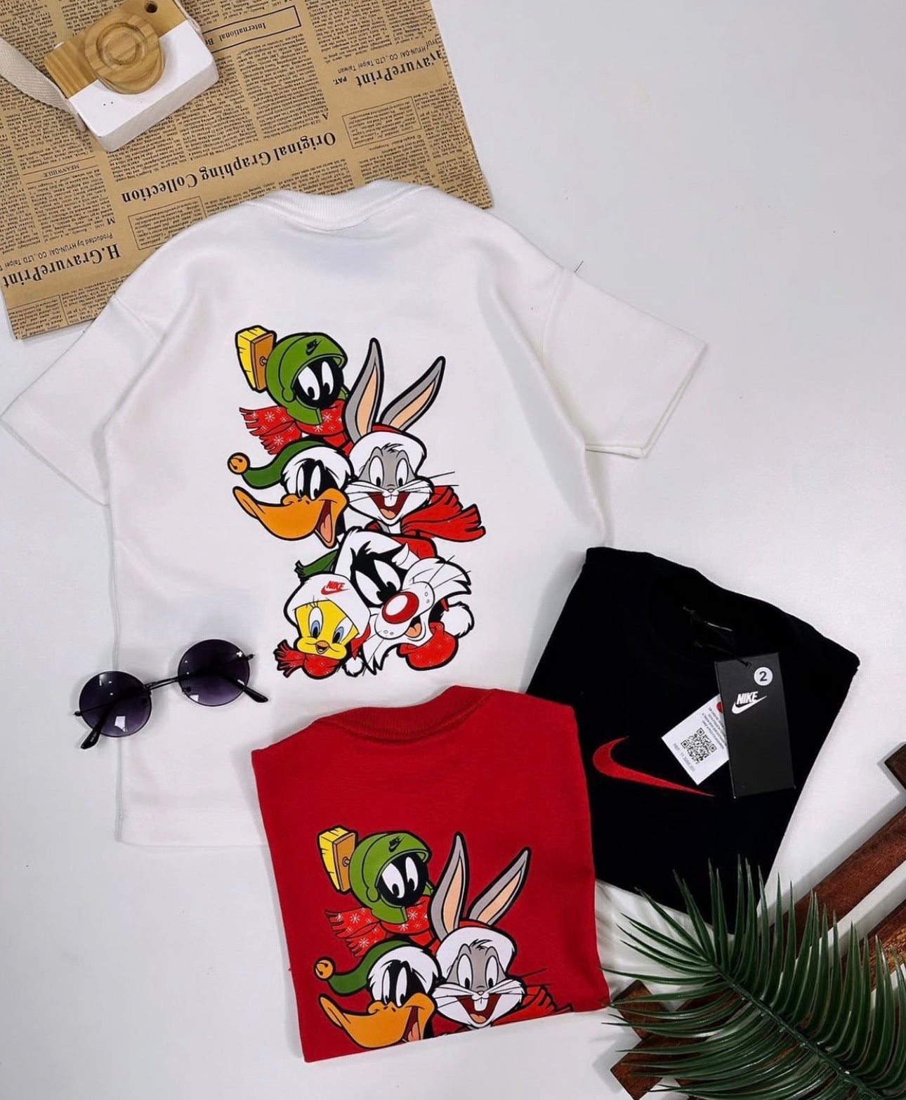 Camiseta suedine bordada na frente e estampada nas costas - Looney Tunes