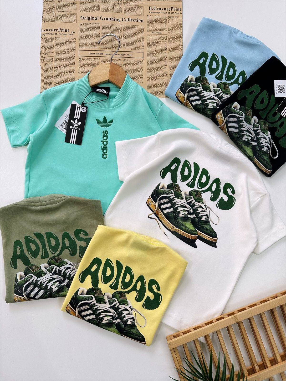 Camiseta suedine bordada na frente e estampada nas costas - Adidas