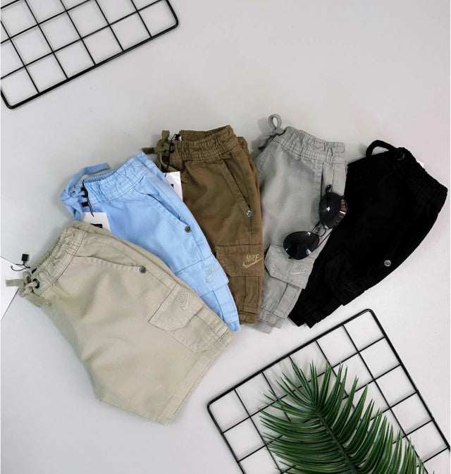 Bermuda sarja bordada com cordão e bolso cargo - Nike