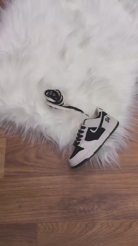 Tênis Nike preto com bege