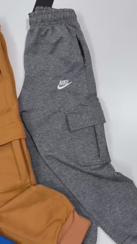 Calça de moletinho bordada com bolso cargo - Nike