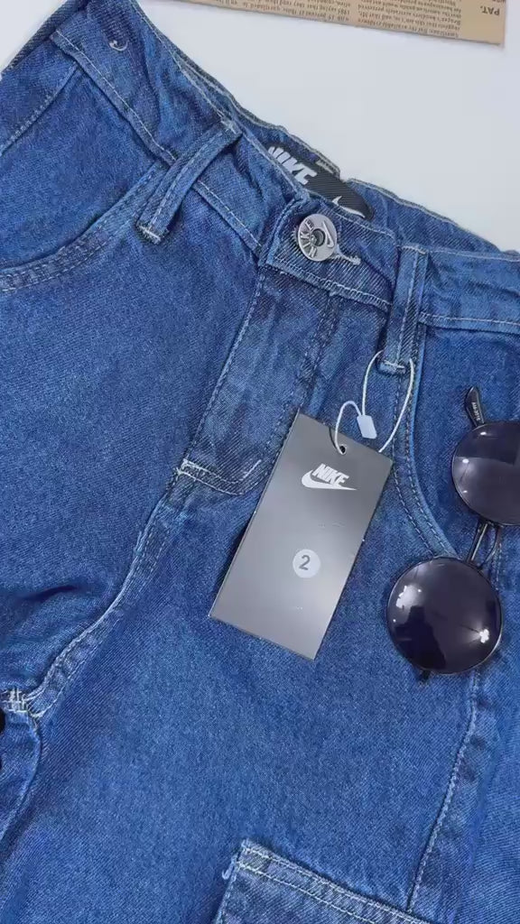 Calça jeans larguinha com bolso cargo - Nike