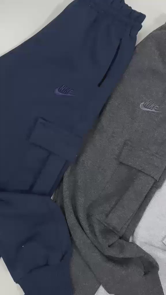 Calça de moletinho com detalhe bordado e bolso cargo - Nike