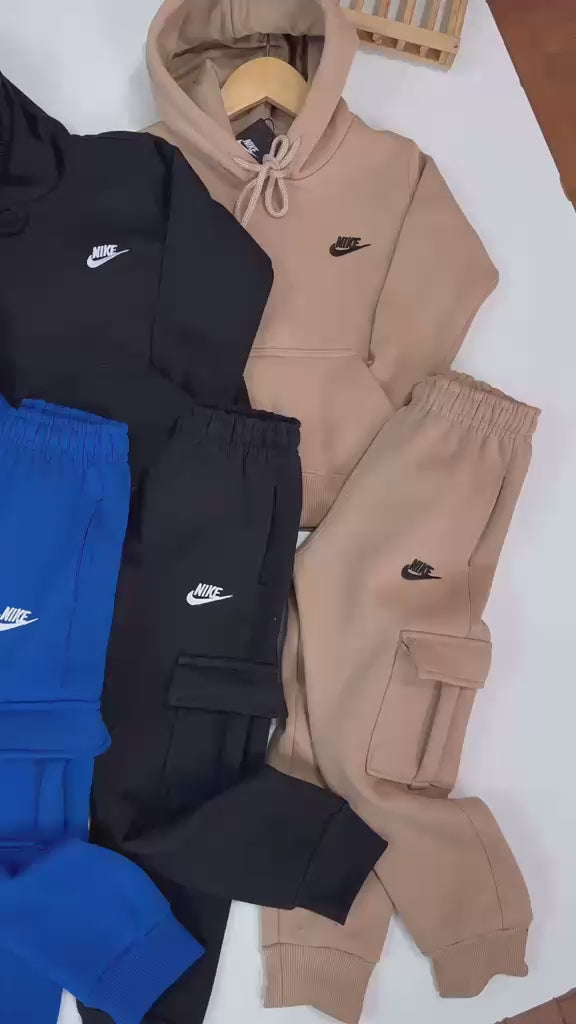 Conjunto de moletom três cabos com bolso cargo e detalhe bordado - Nike